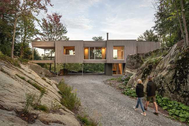 Forest House: walls that do not separate but welcome you into nature