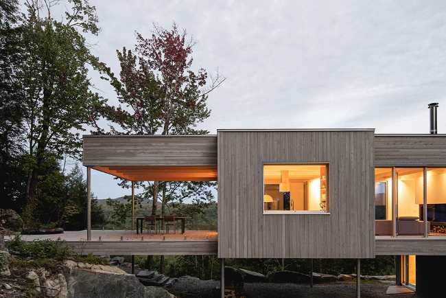 Forest House: walls that do not separate but welcome into nature