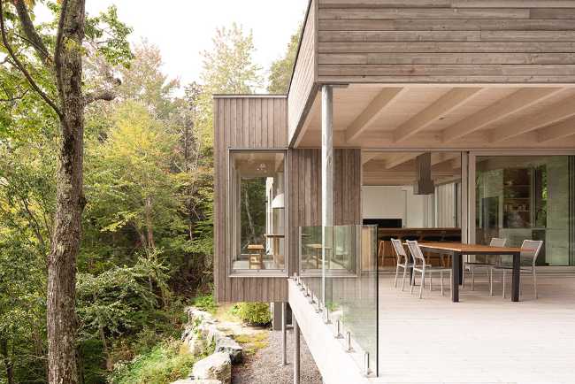 Forest House: walls that do not separate but welcome into nature