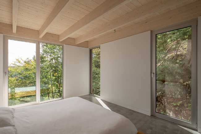 Forest House: walls that do not separate but welcome into nature