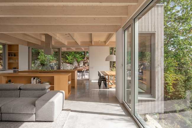 Forest House: walls that do not separate but welcome into nature