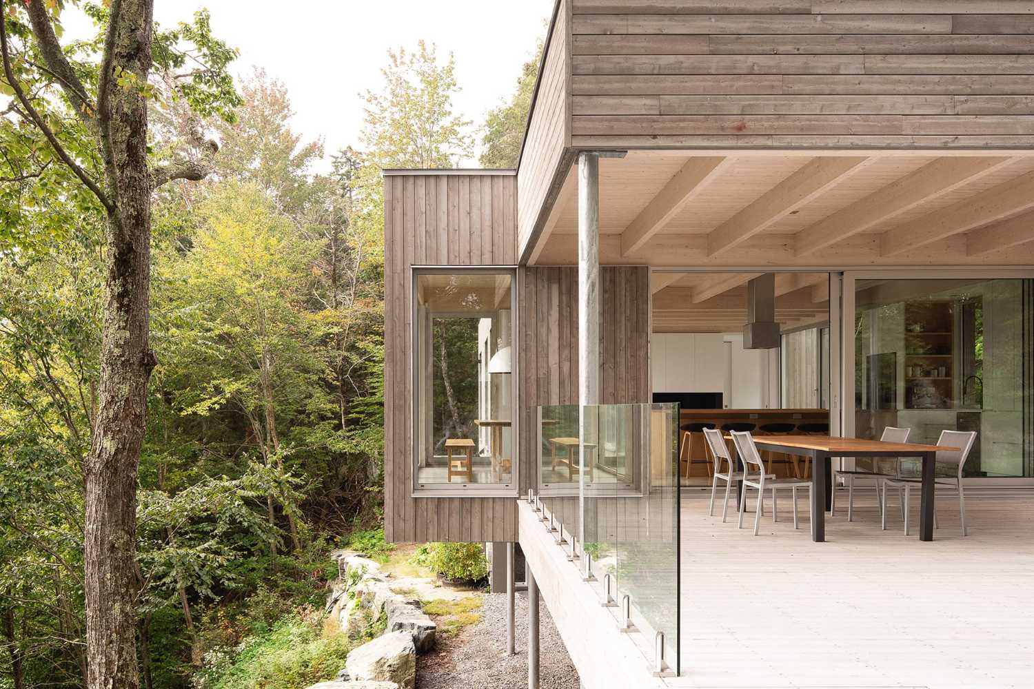 Villa en bois au cœur de la nature. Hommage architectural à la forêt vivante