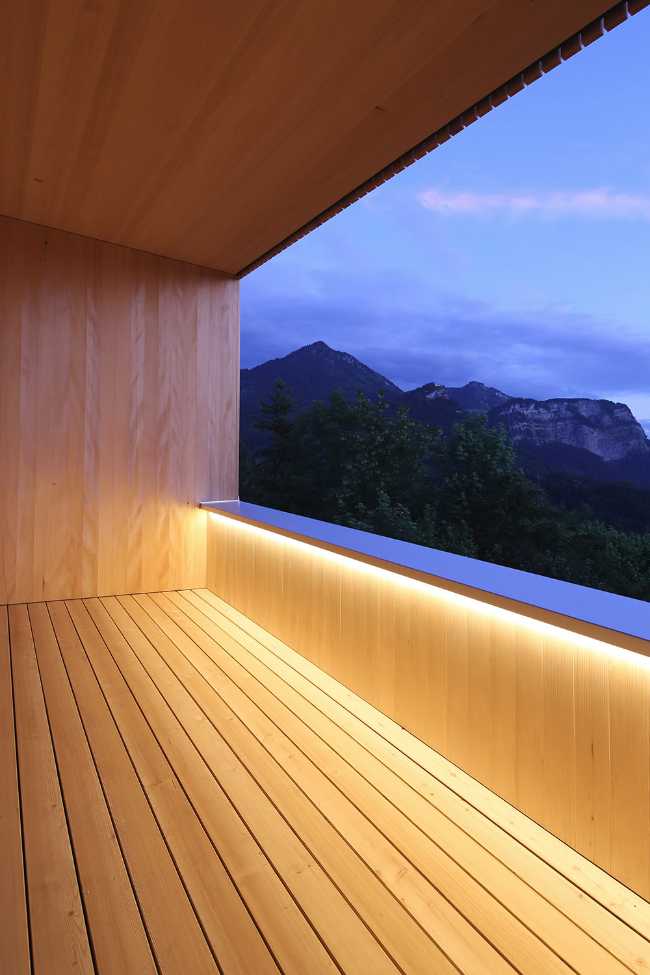 Abitazione in legno con apertura sul panorama