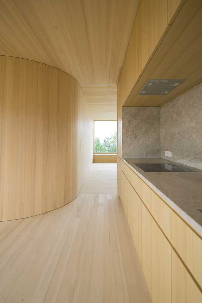 Interno abitazione in legno minimal parete curva