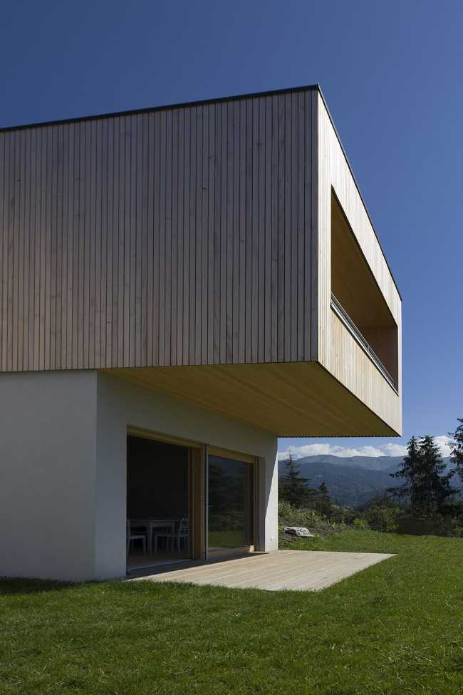 Abitazione con basamento in cemento e costruzione in legno