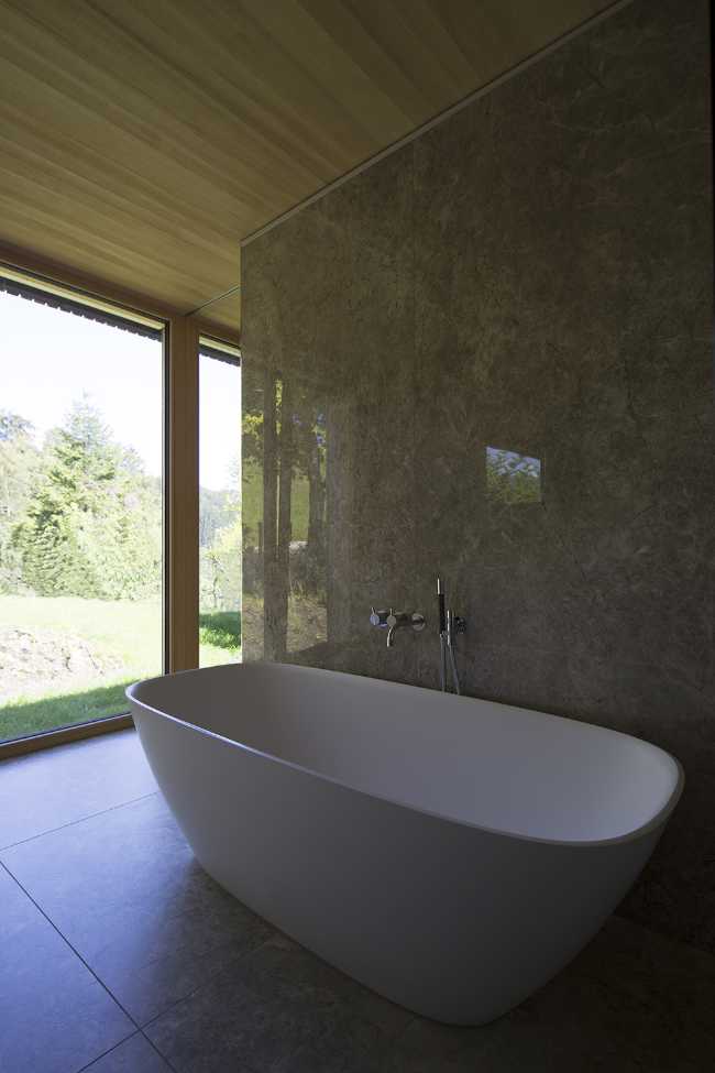 Vasca da bagno e parete in pietra