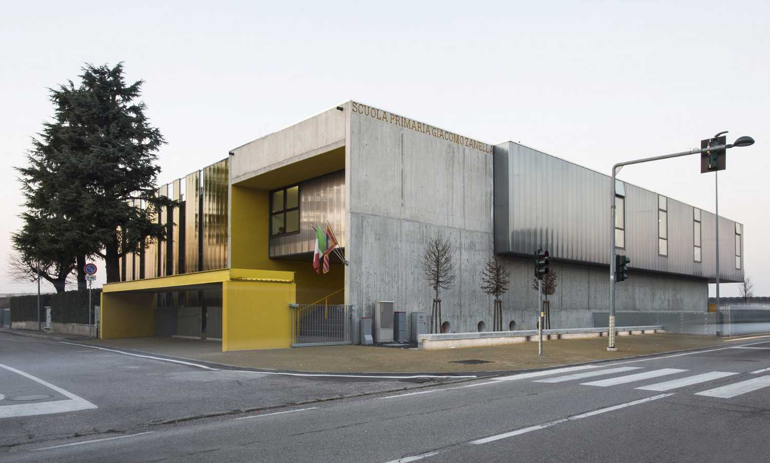 Reconstrucción de una escuela primaria. Fachada de policarbonato e interiores de color