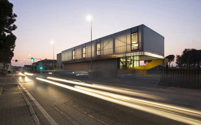 Reconstruction for an elementary school. Polycarbonate facade and colorful interiors