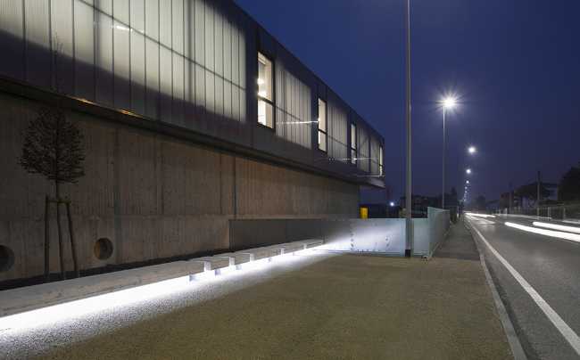 Reconstruction for an elementary school. Polycarbonate facade and colorful interiors