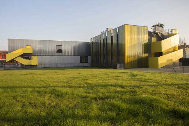 Reconstruction for an elementary school. Polycarbonate facade and colorful interiors