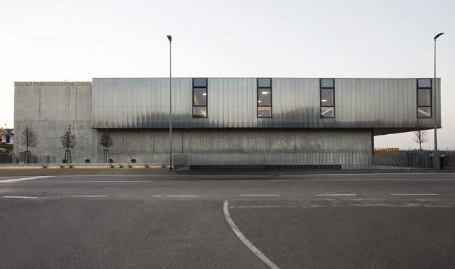 Reconstruction for an elementary school. Polycarbonate facade and colorful interiors