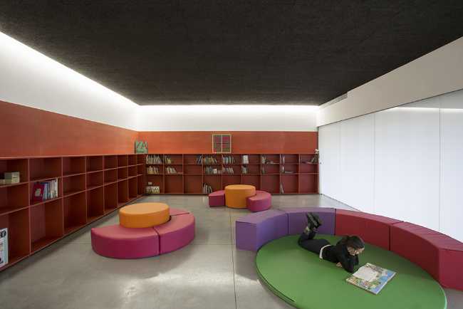 Reconstruction for an elementary school. Polycarbonate facade and colorful interiors