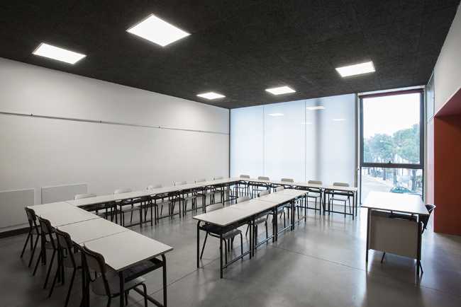 Reconstruction for an elementary school. Polycarbonate facade and colorful interiors