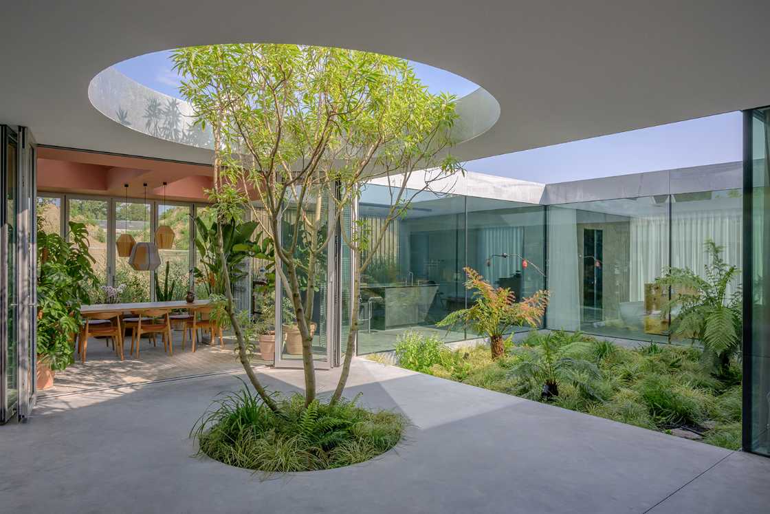 Villa located between the interior and exterior. Alternating open and closed volumes to maximize visual interaction