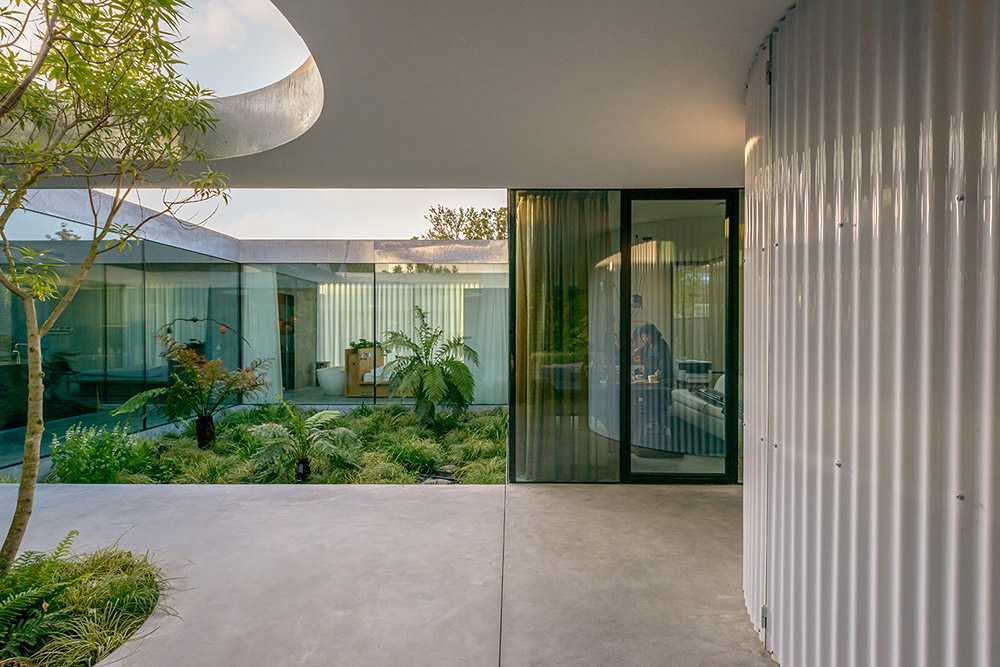 Villa located between the interior and exterior. Alternating open and closed volumes to maximize visual interaction
