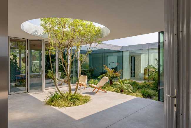 Villa located between the interior and exterior. Alternating open and closed volumes to maximize visual interaction