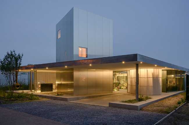 Villa located between the interior and exterior. Alternating open and closed volumes to maximize visual interaction