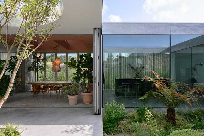 Villa located between the interior and exterior. Alternating open and closed volumes to maximize visual interaction