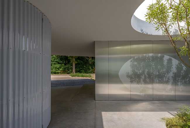 Villa located between the interior and exterior. Alternating open and closed volumes to maximize visual interaction
