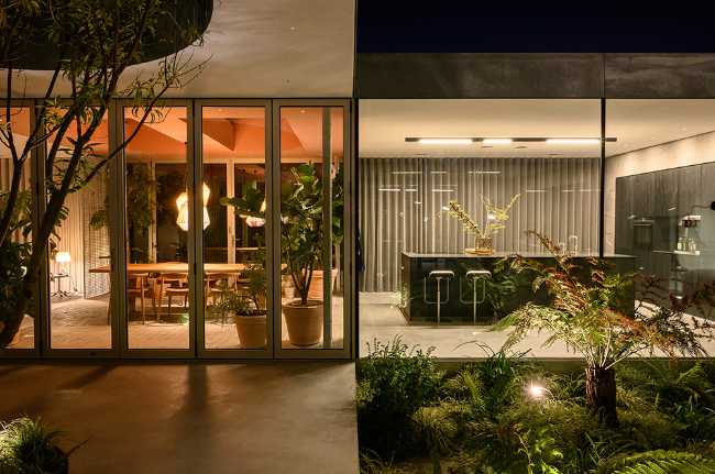 Villa located between the interior and exterior. Alternating open and closed volumes to maximize visual interaction