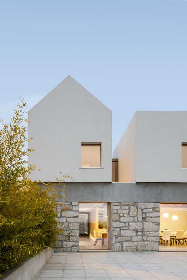 Volumi bianchi che poggiano su un basamento in pietra