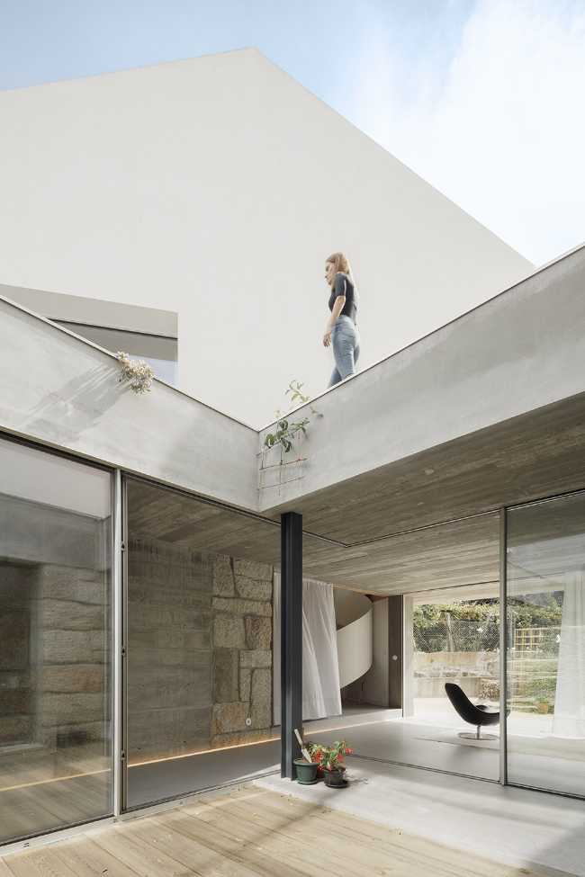 Volumi bianchi che poggiano su un basamento in pietra