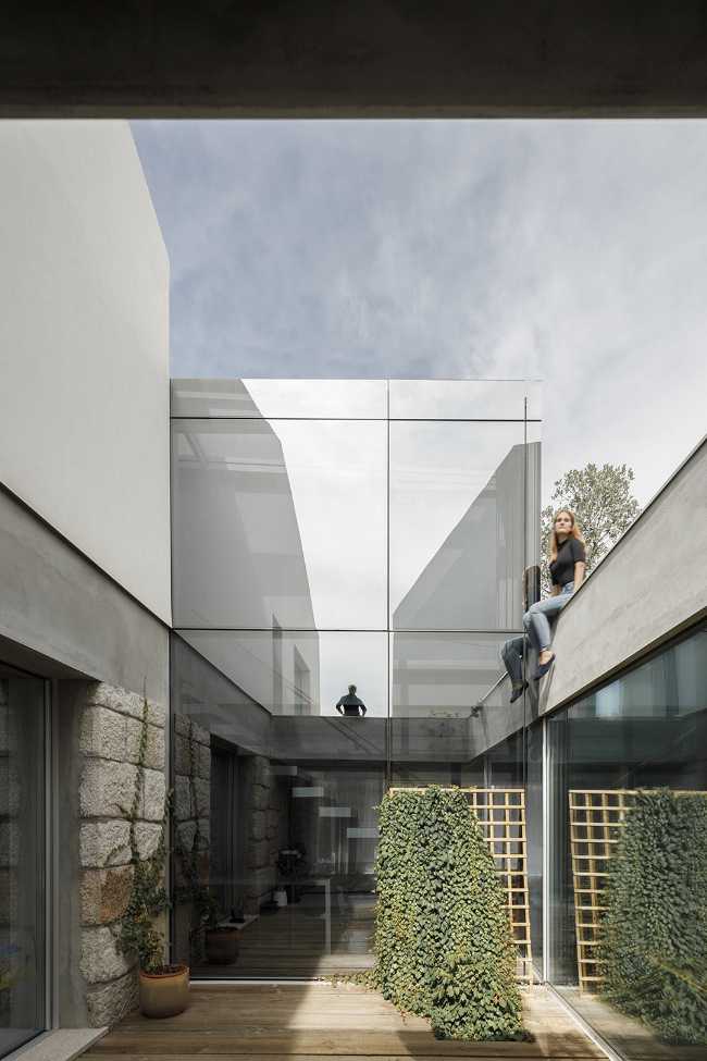 Volumi bianchi che poggiano su un basamento in pietra