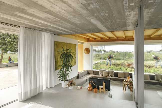 Interior con vista sull'esterno verde