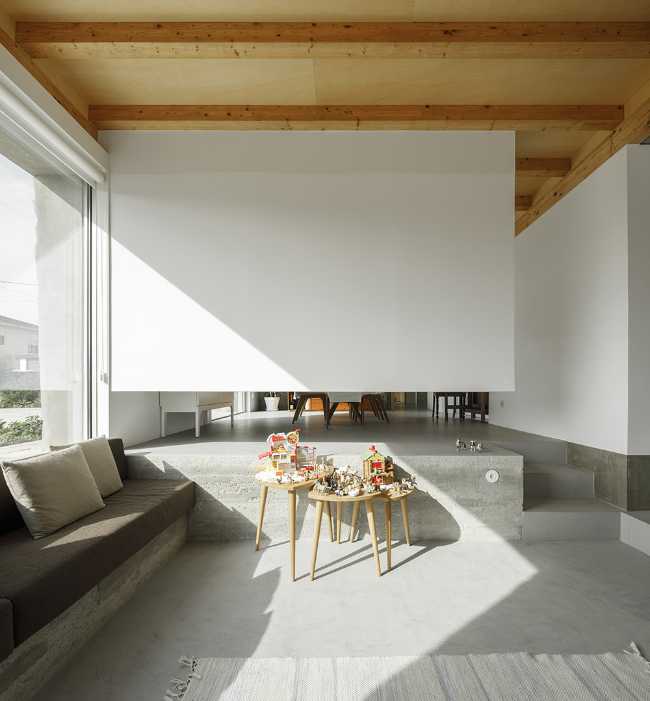 Interno bianco minimal con tetto in legno