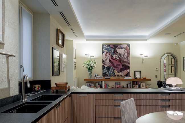 Black kitchen and top