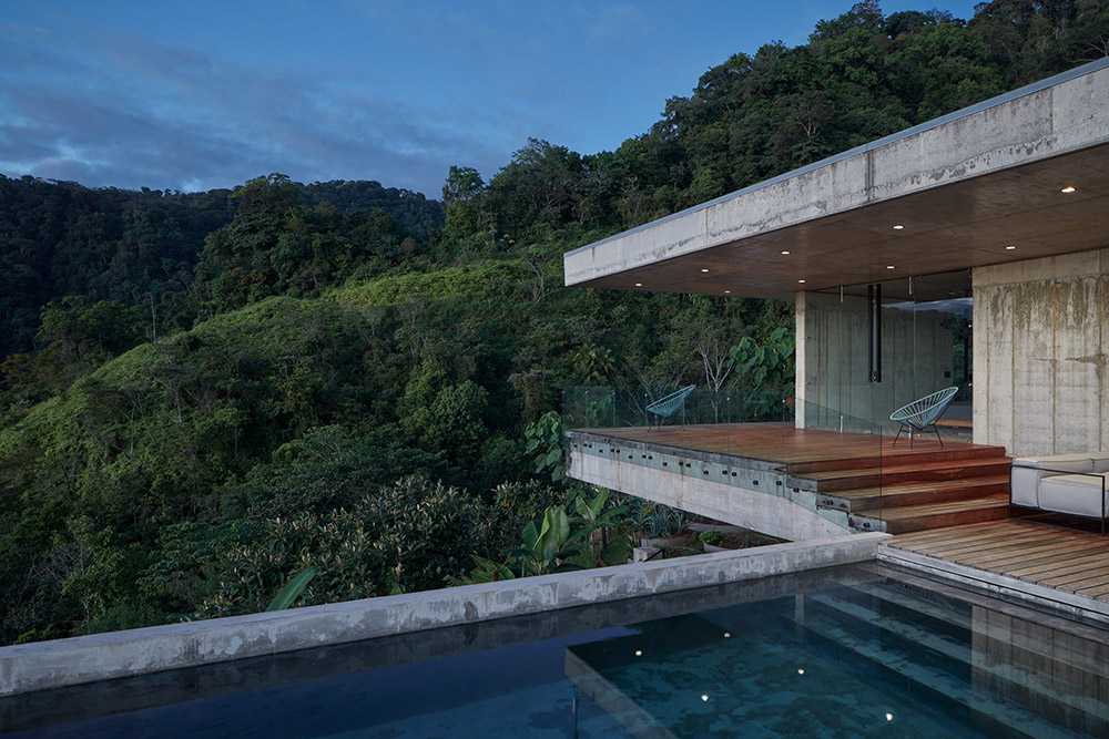 Villa inspired by the laws of the jungle. A balance between nature and luxury accommodation