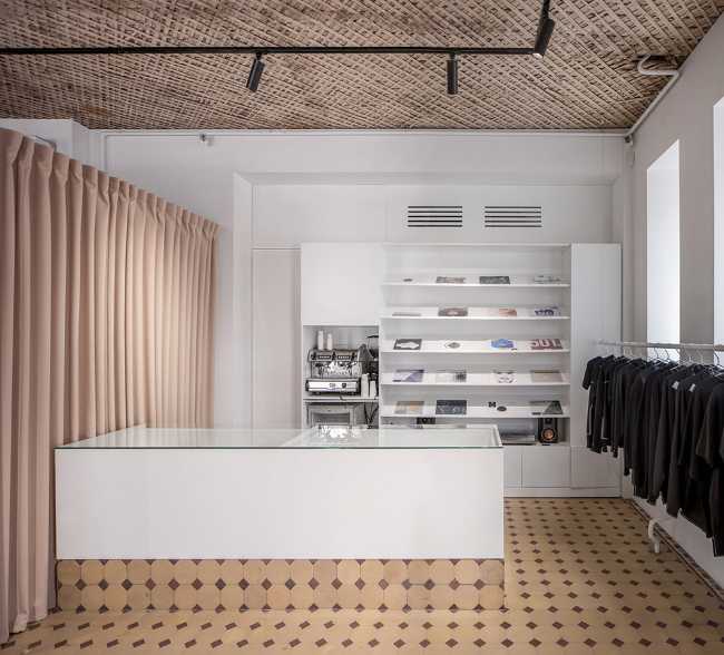 Sala de exposiciones y sastrería en Kiev. Formas simples en una planta históricade geometría compleja