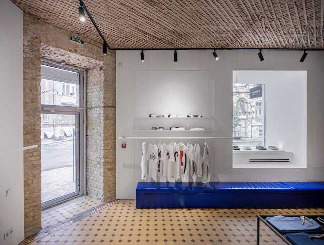 Sala de exposiciones y sastrería en Kiev. Formas simples en una planta históricade geometría compleja