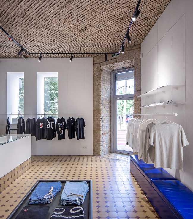 Sala de exposiciones y sastrería en Kiev. Formas simples en una planta históricade geometría compleja