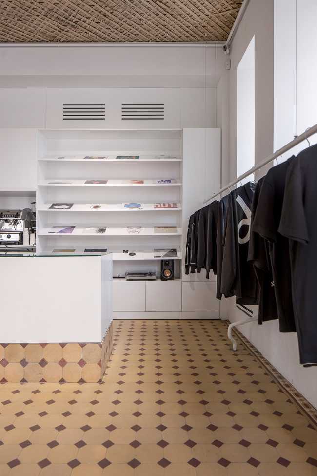 Sala de exposiciones y sastrería en Kiev. Formas simples en una planta históricade geometría compleja