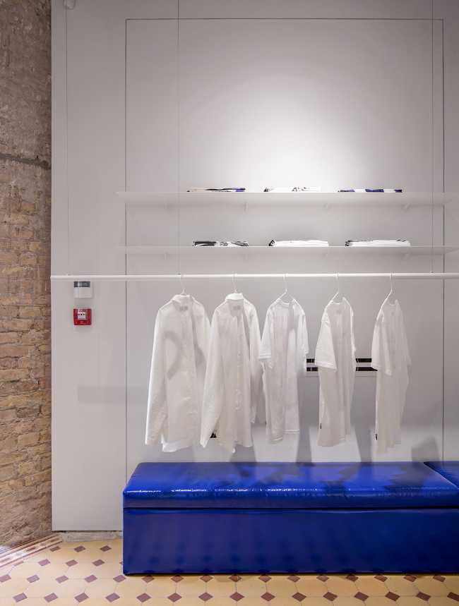 Sala de exposiciones y sastrería en Kiev. Formas simples en una planta históricade geometría compleja