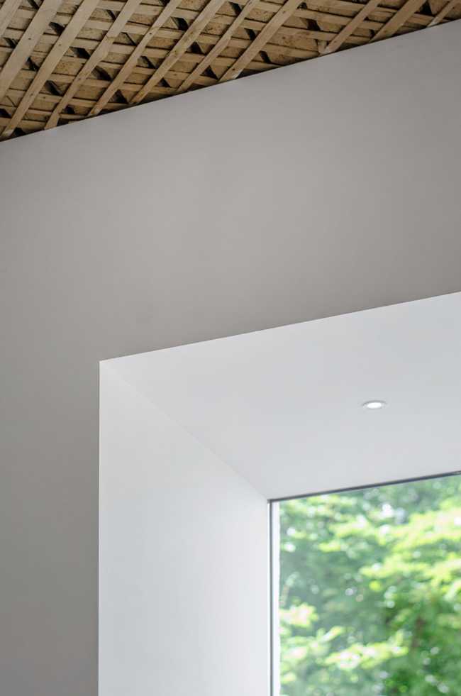 Sala de exposiciones y sastrería en Kiev. Formas simples en una planta históricade geometría compleja