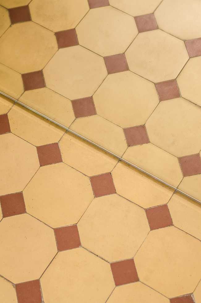 Sala de exposiciones y sastrería en Kiev. Formas simples en una planta históricade geometría compleja