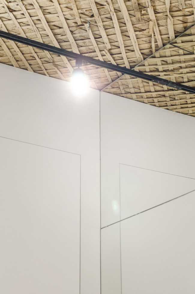 Sala de exposiciones y sastrería en Kiev. Formas simples en una planta históricade geometría compleja