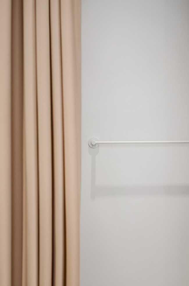 Sala de exposiciones y sastrería en Kiev. Formas simples en una planta históricade geometría compleja