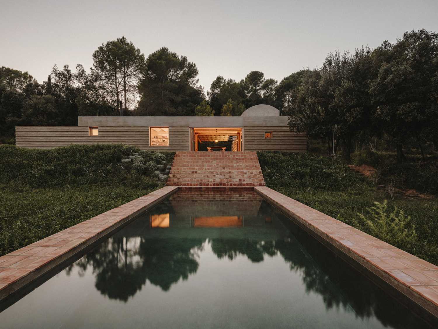 Casa en Cataluña. Cerámica y piedra local protagonistas de la construcción