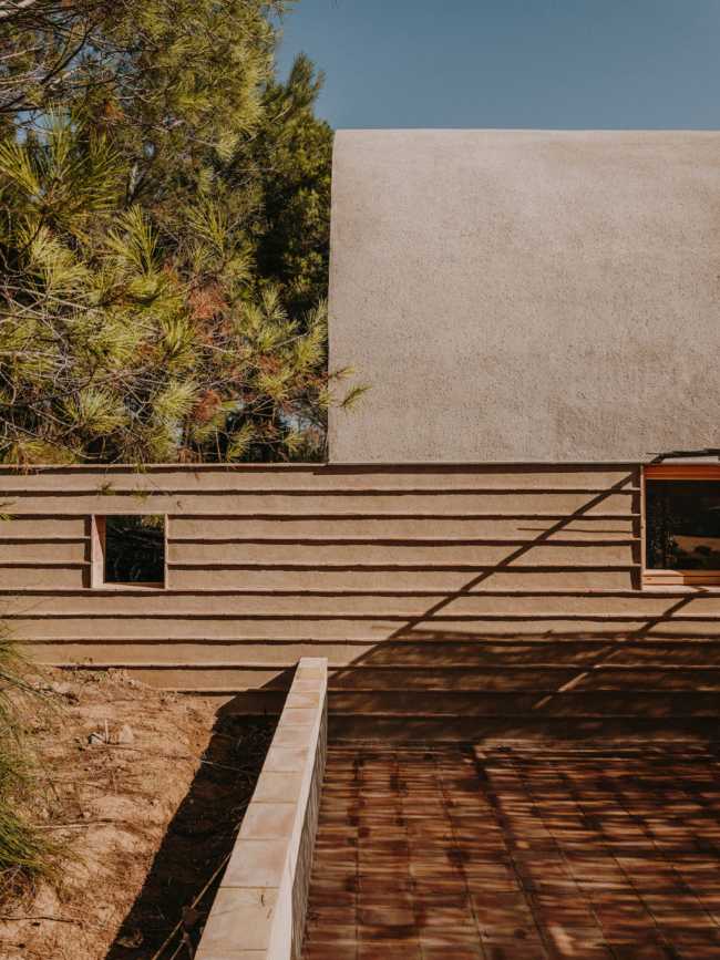 House in Catalonia. Local ceramics and stone as protagonists of the construction