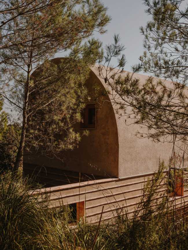 House in Catalonia. Local ceramics and stone as protagonists of the construction