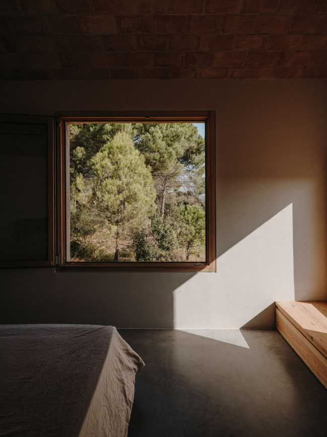 House in Catalonia. Local ceramics and stone as protagonists of the construction