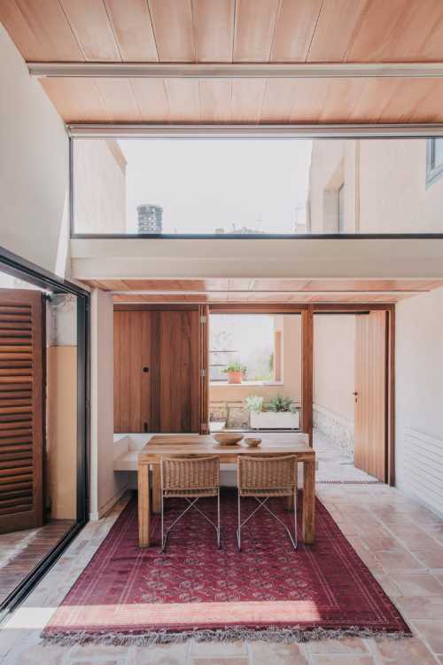 Housing in a rural village of Empordà. From a large summer residence to a permanent one