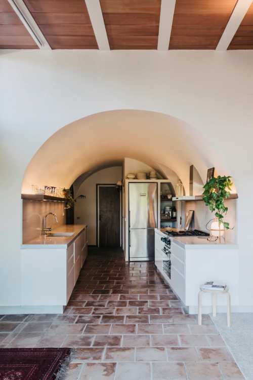 Housing in a rural village of Empordà. From a large summer residence to a permanent one