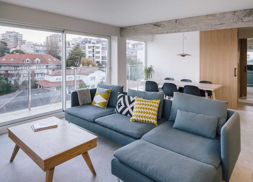 Apartamento reestructurado en España. La nueva disposición aprovecha las vistas del lugar