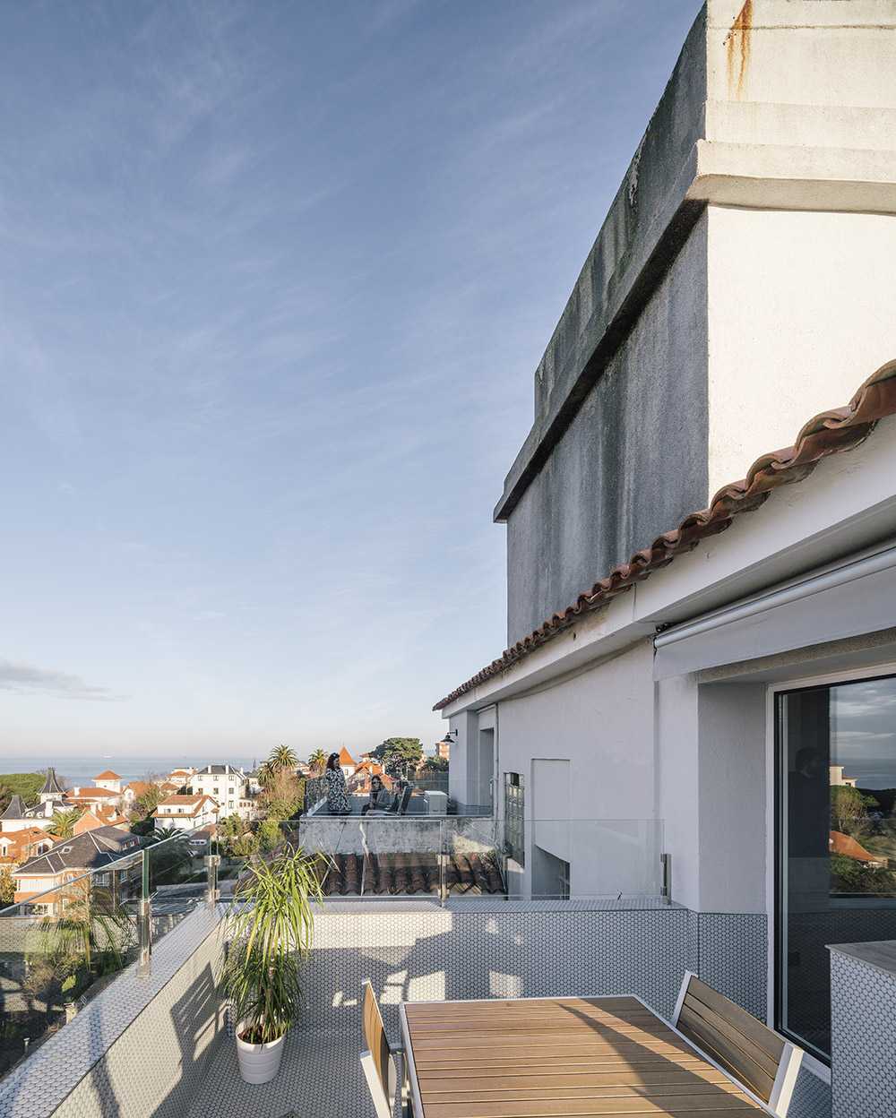 Apartamento reestructurado en España. La nueva disposición aprovecha las vistas del lugar