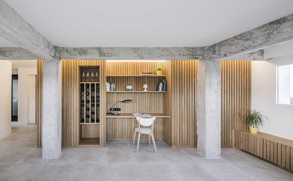 Apartamento reestructurado en España. La nueva disposición aprovecha las vistas del lugar