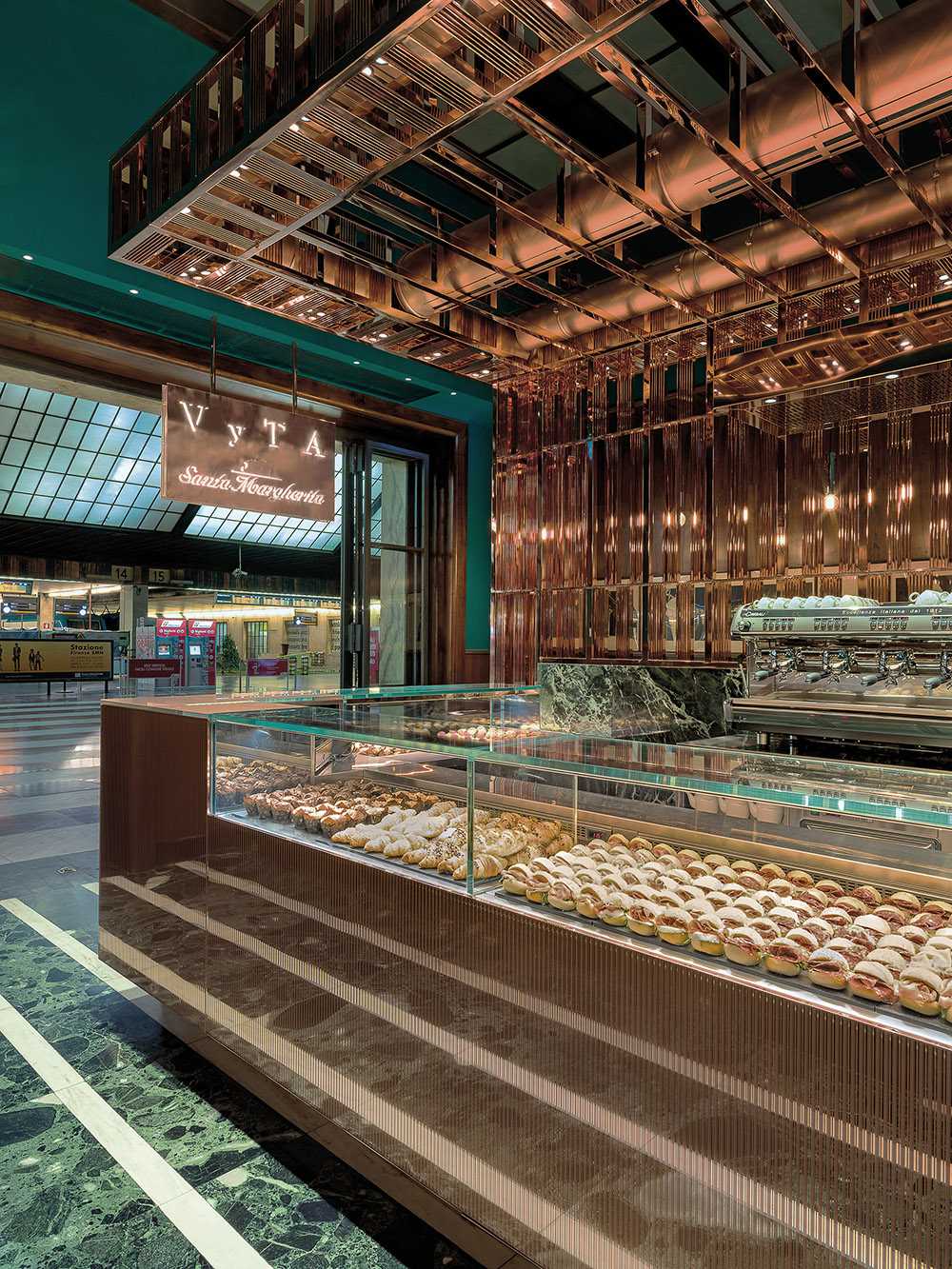 Sala di attesa stazione trasformata in bakery